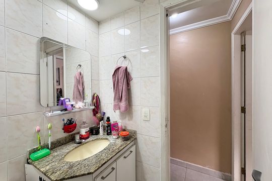Banheiro de casa de condomínio à venda com 2 quartos, 100m² em Jardim Regina, São Paulo