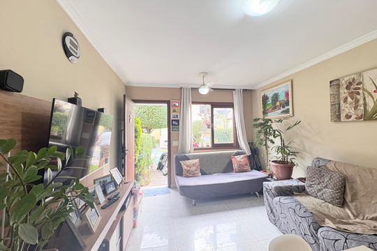 Sala de casa de condomínio à venda com 2 quartos, 100m² em Jardim Regina, São Paulo