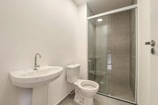 Banheiro social de apartamento para alugar com 2 quartos, 38m² em Jardim São Luís, São Paulo