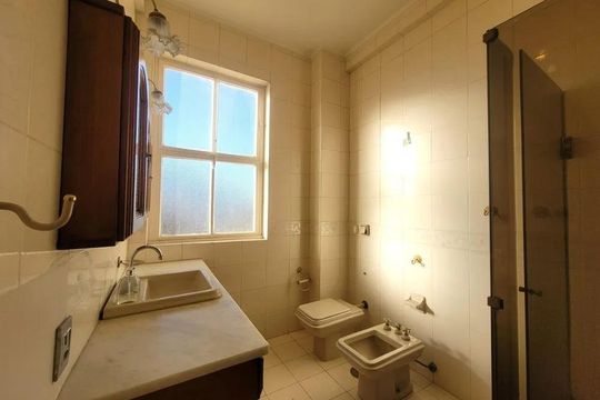 Banheiro 2 de apartamento para alugar com 2 quartos, 120m² em Floresta, Porto Alegre