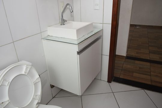 Banheiro de casa para alugar com 2 quartos, 120m² em Parque Industrial, Embu das Artes