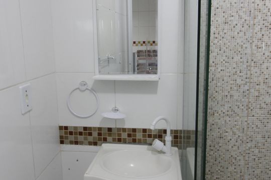 Banheiro social  de casa para alugar com 1 quarto, 60m² em Jardim Caiçara, Cabo Frio