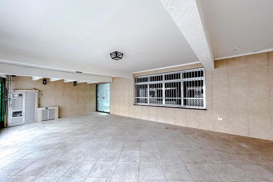 Garagem de casa à venda com 4 quartos, 300m² em Chácara Santo Antônio (zona Leste), São Paulo