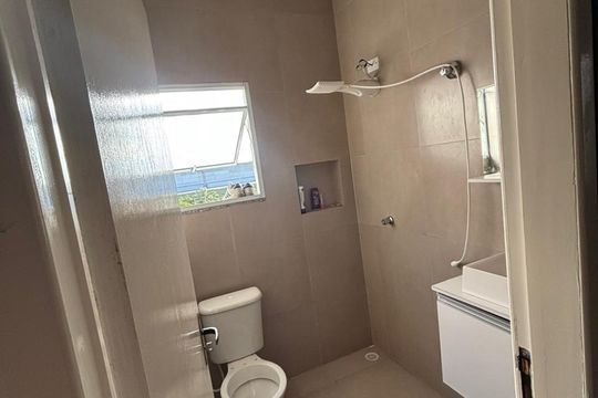 Banheiro  de casa para alugar com 2 quartos, 30m² em Chácara Holiday, Itaquaquecetuba