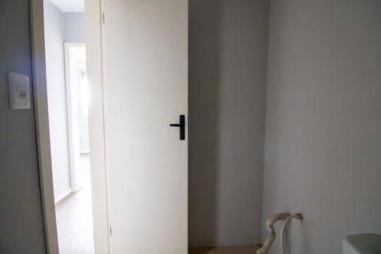 Banheiro de apartamento à venda com 2 quartos, 56m² em Vila Nova, Porto Alegre