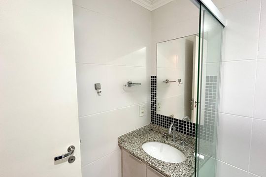 Banheiro 1 de apartamento à venda com 2 quartos, 68m² em Jardim Flor da Montanha, Guarulhos