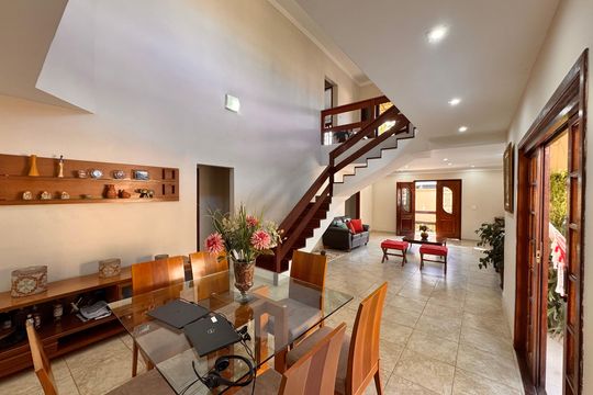 Sala de casa de condomínio para alugar com 4 quartos, 400m² em Vargem Grande, Rio de Janeiro
