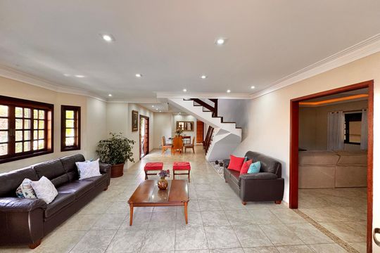 Sala de casa de condomínio para alugar com 4 quartos, 400m² em Vargem Grande, Rio de Janeiro