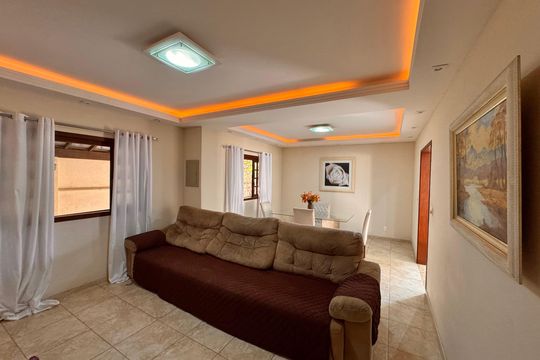 Sala de casa de condomínio para alugar com 4 quartos, 400m² em Vargem Grande, Rio de Janeiro