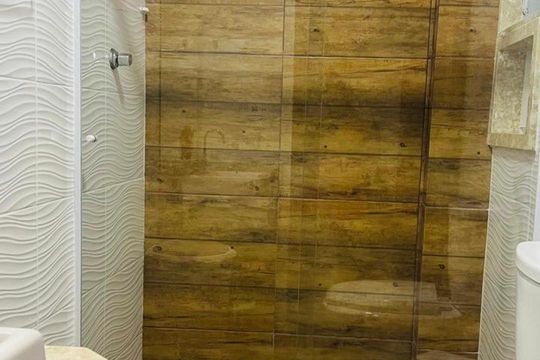 Banheiro de casa de condomínio para alugar com 2 quartos, 85m² em Célula Mater, Cabo Frio