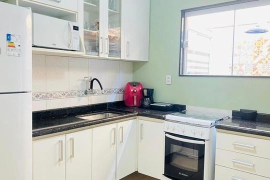 Cozinha de casa de condomínio para alugar com 2 quartos, 85m² em Célula Mater, Cabo Frio