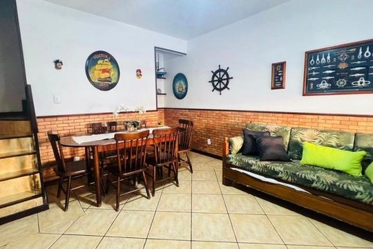 Sala de casa de condomínio para alugar com 2 quartos, 85m² em Célula Mater, Cabo Frio