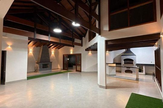 Casa à venda com 4 quartos, 360m² em Morada dos Pinheiros (Aldeia da Serra), Barueri