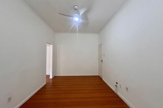 Sala  de apartamento à venda com 1 quarto, 34m² em Leme, Rio de Janeiro