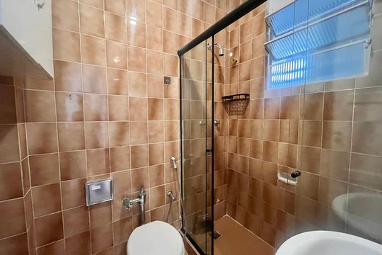 Banheiro  de apartamento à venda com 1 quarto, 34m² em Leme, Rio de Janeiro