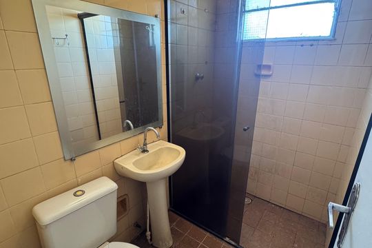 Banheiro de apartamento para alugar com 2 quartos, 63m² em Qna 18, Brasília