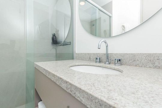 Banheiro de kitnet/studio para alugar com 1 quarto, 26m² em Farroupilha, Porto Alegre