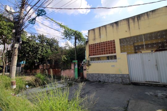 Fachada de casa à venda com 1 quarto, 48m² em Parada de Lucas, Rio de Janeiro
