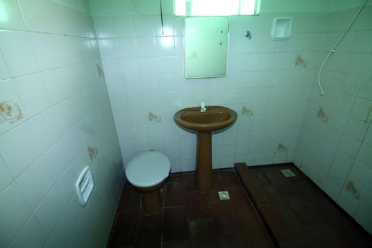 Banheiro de casa à venda com 1 quarto, 48m² em Parada de Lucas, Rio de Janeiro