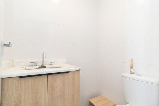 Banheiro de apartamento para alugar com 1 quarto, 58m² em Azenha, Porto Alegre