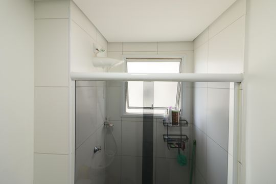 Banheiro de apartamento à venda com 2 quartos, 45m² em Aliança, Osasco