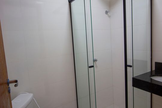 Banheiro de apartamento à venda com 2 quartos, 65m² em Setor Habitacional Vicente Pires, Brasília