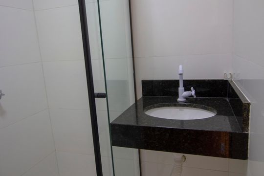 Banheiro de apartamento à venda com 2 quartos, 65m² em Setor Habitacional Vicente Pires, Brasília