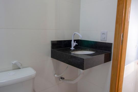 Banheiro de apartamento à venda com 2 quartos, 65m² em Setor Habitacional Vicente Pires, Brasília
