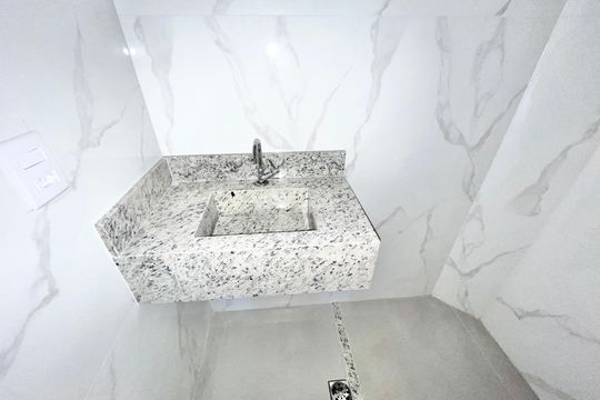 Banheiro de apartamento à venda com 2 quartos, 38m² em Vila Paiva, São Paulo