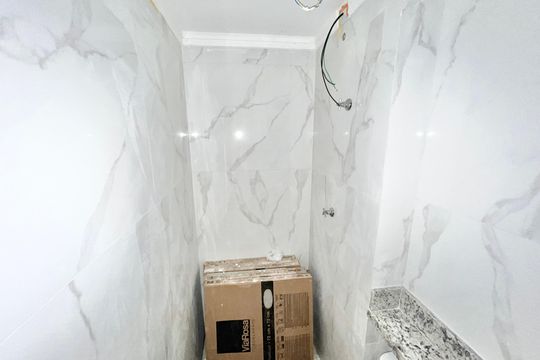 Banheiro da Suíte 1 de apartamento à venda com 2 quartos, 45m² em Vila Paiva, São Paulo