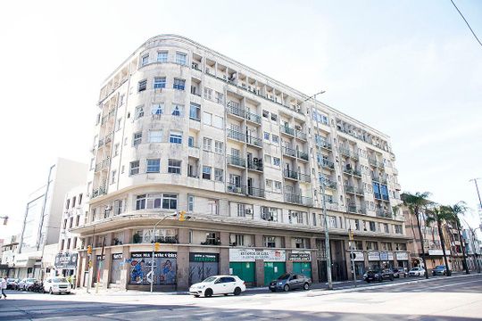 Fachada de apartamento à venda com 2 quartos, 65m² em Floresta, Porto Alegre