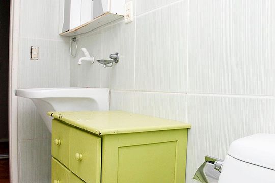 Banheiro de apartamento à venda com 2 quartos, 65m² em Floresta, Porto Alegre