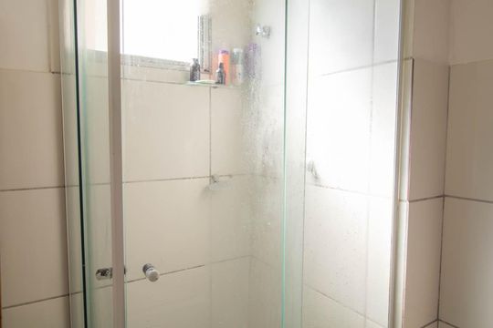 Banheiro de apartamento para alugar com 2 quartos, 60m² em Monjolos, São Gonçalo