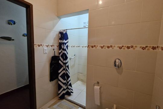 Banheiro de casa para alugar com 3 quartos, 205m² em Unamar, Cabo Frio