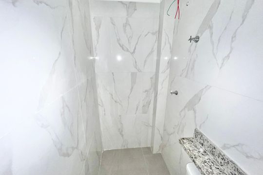 Banheiro da Suíte 2 de apartamento para alugar com 2 quartos, 44m² em Vila Paiva, São Paulo