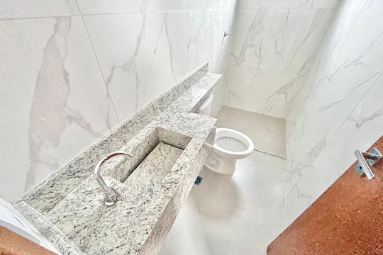 Banheiro da Suíte de apartamento para alugar com 2 quartos, 48m² em Vila Paiva, São Paulo