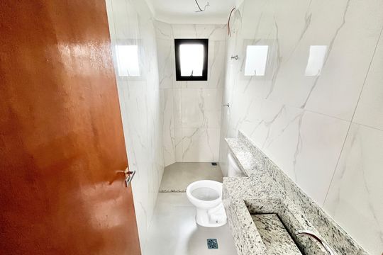 Banheiro da Suíte  de apartamento para alugar com 2 quartos, 48m² em Vila Paiva, São Paulo