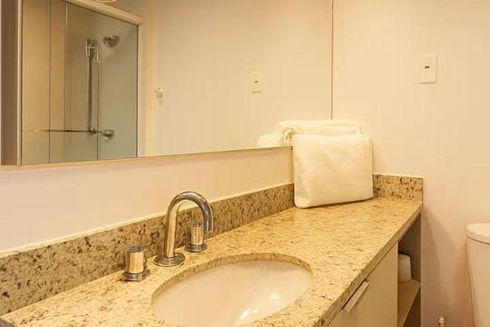 Banheiro de kitnet/studio para alugar com 1 quarto, 27m² em Partenon, Porto Alegre