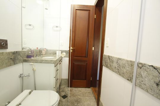 Banheiro do Quarto 4 de casa à venda com 5 quartos, 360m² em Belvedere, Belo Horizonte