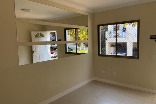 Sala de casa de condomínio à venda com 2 quartos, 144m² em Rio Pequeno, São Paulo