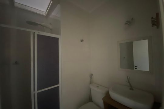 Banheiro de casa de condomínio à venda com 2 quartos, 144m² em Rio Pequeno, São Paulo