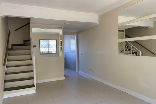 Sala de casa de condomínio à venda com 2 quartos, 144m² em Rio Pequeno, São Paulo