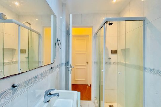 Banheiro social de apartamento para alugar com 2 quartos, 90m² em Copacabana, Rio de Janeiro