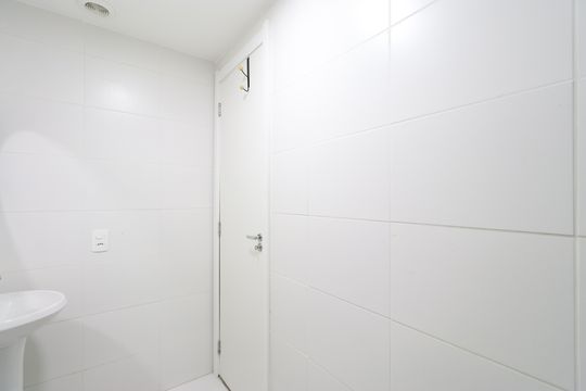 Banheiro de apartamento para alugar com 1 quarto, 28m² em Bom Retiro, São Paulo