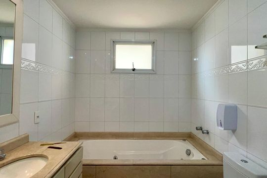 Banheiro da Suíte 3 de apartamento para alugar com 3 quartos, 224m² em Alto de Pinheiros, São Paulo