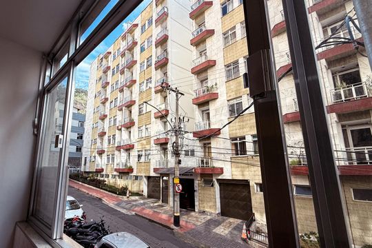 Vista da Rua de apartamento para alugar com 1 quarto, 50m² em Centro, Juiz de Fora