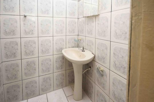 Banheiro social de casa para alugar com 1 quarto, 50m² em Vila Sao Domingos, São Paulo