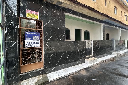 Fachada + Placa de casa para alugar com 1 quarto, 50m² em Ricardo de Albuquerque, Rio de Janeiro