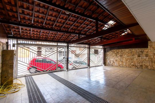 Garagem de casa à venda com 3 quartos, 325m² em Vila Fatima, São Paulo