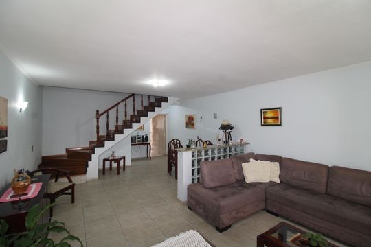 Casa à venda com 3 quartos, 157m² em Parque Peruche, São Paulo